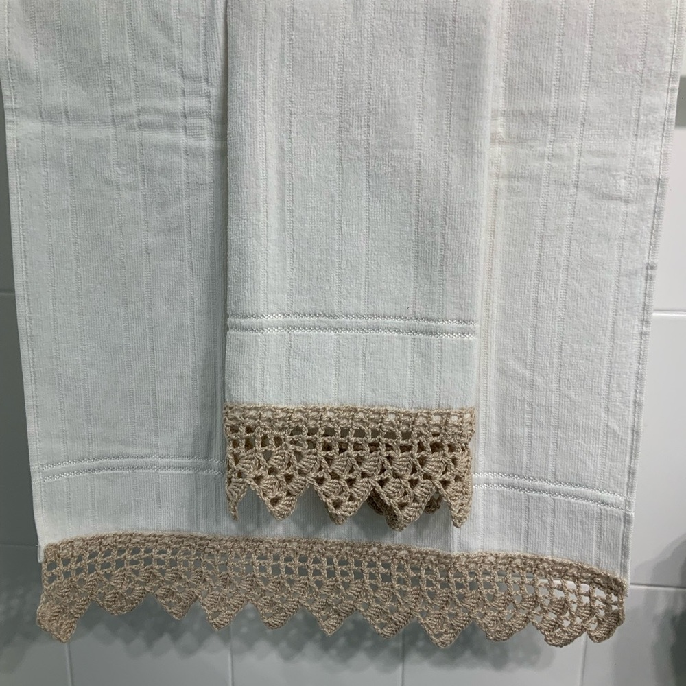 Guest towel with crochet trim